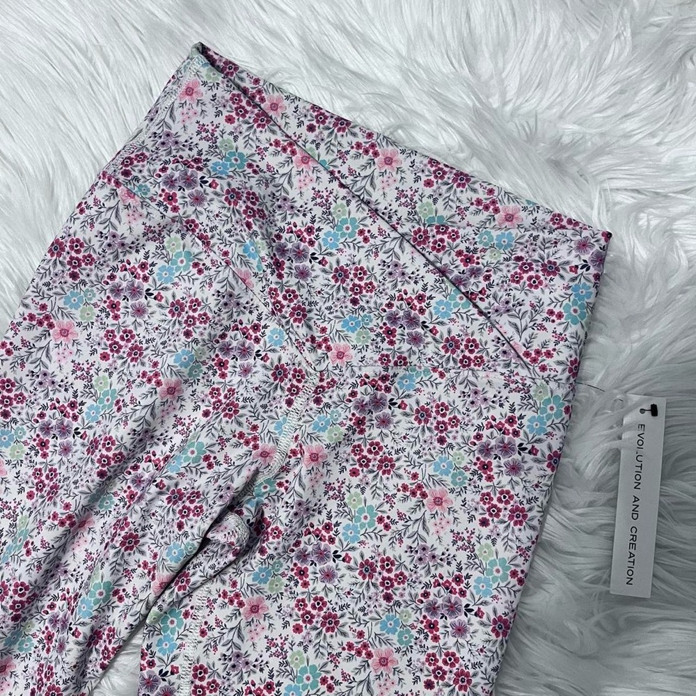 Evolution & Creation Off White Floral Cross Waist Capri Leggings